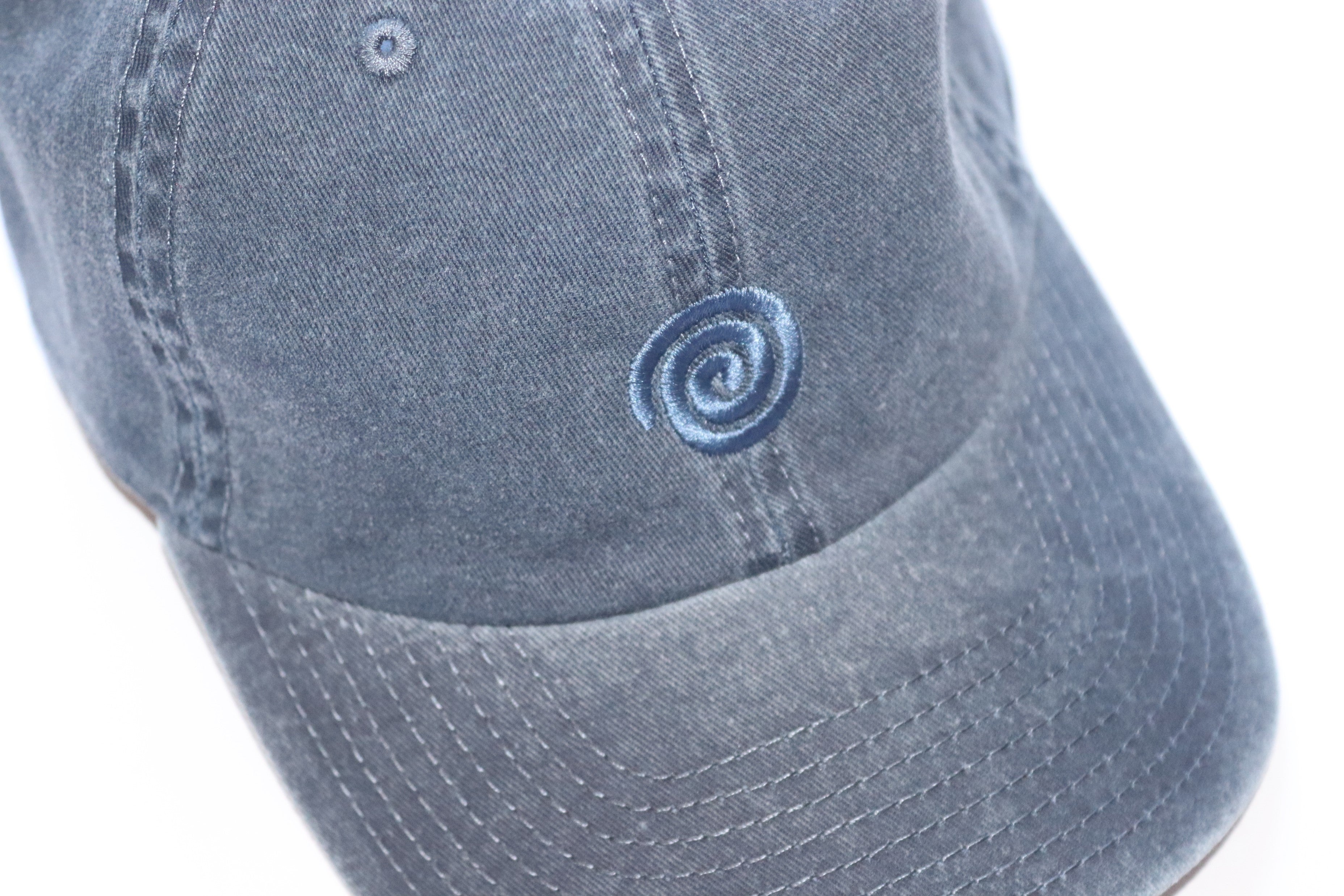 Boné azul (bordado azul escuro)